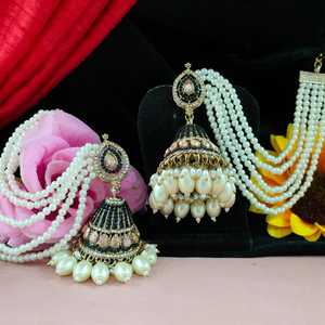Pendientes de diseño contemporáneo tradicional Perlas de moda Jhumkas y Kanchains con elegancia atemporal Pendientes de perlas Jhumkas - Product Image 1