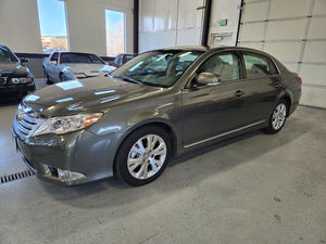 Toyota Avalon 2011 con caja de cambios automática, asientos de cuero, dirección izquierda, cámara trasera, portaequipajes de aleación de aluminio, tamaño de neumático R17 - Product Image 3