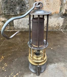 Lámpara de minero de latón artesanal altamente duradera con acabado detallado utilizada como centro de mesa o artículo de decoración llamativo en casa - Product Image 3