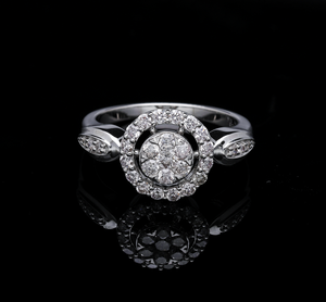 แหวนทองคำขาว14K พร้อม0.86ทรงกลม CTW ประดับเพชรตามธรรมชาติในการตั้งค่ารัศมีสำหรับผู้หญิงดีไซน์ได้แรงบันดาลใจจากดอกไม้คลาสสิก - Product Image 1