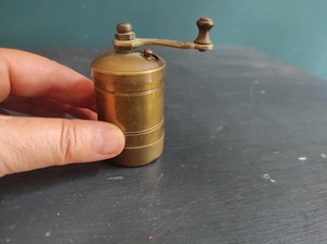 Ensemble salière en laiton fonctionnel avec couvercles torsadés sécurisés et finition durable idéal pour la cuisine quotidienne et l'utilisation sur table - Product Image 3