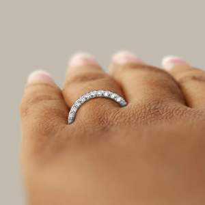 Conjunto de Punta compartida de diamante de corte redondo Semi Eternity Wedding Band para mujer - Product Image 4