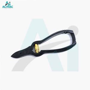 Pinza de pedicura ALMAC con mango ergonómico antideslizante y cuchillas afiladas para recortar de forma segura las uñas gruesas y duras de los pies en casa - Product Image 4