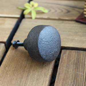 Bouton en fonte vintage personnalisé Bouton en métal noir Finition rustique Poignées d'armoire rondes en fonte Ensemble de poignées de tiroir Maison intérieure - Product Image 1