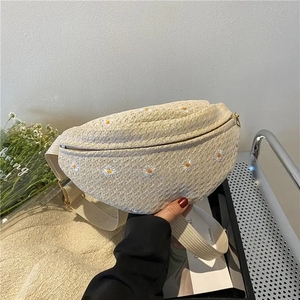 Bolso de cintura/cruzado de paja tejida con cremallera, diseño floral de moda, forma de luna, para mujer - Product Image 1