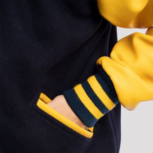 Chaqueta universitaria azul marino y amarilla chaqueta universitaria de bombardero de béisbol con letras unisex personalizada con mangas de cuero PU OEM - Product Image 4