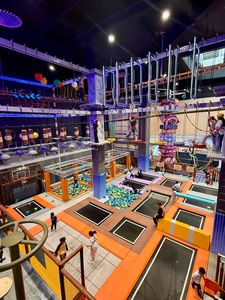 Parque de Aventuras Infantil de Interior con Temática Hip-Hop, Trampolín, Muro de Escalada, Sistema de Entretenimiento Deportivo Multinivel - Product Image 2