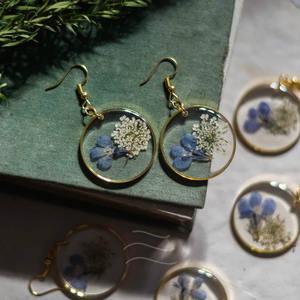 Boucles d'oreilles élégantes en résine écologique fabriquées à la main avec un motif floral botanique pour les mariages et les cadeaux, prix d'origine en Inde - Product Image 1