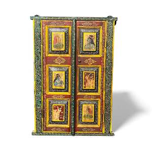 Fenêtre en bois peinte à la main avec des caractéristiques de design traditionnel, motif portrait - Product Image 1