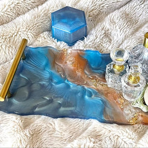 Plateau de service et de vanité en résine fait main avec design personnalisé ou cadeaux de pendaison de crémaillère au prix de gros par AALIYAN IMPEX - Product Image 1