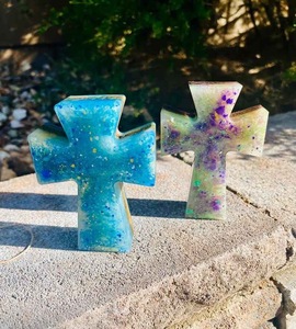 Cruz de Iglesia de Resina Epoxi con Bordes Lisos y Colores Vibrantes de Alta Calidad - Product Image 3