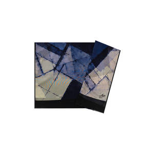 Écharpe carrée en soie florale vintage pour femmes, bleu marine, accessoire de mode - Product Image 1