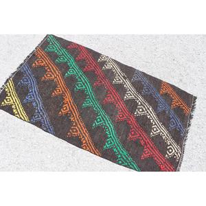 Tapis Kilim vintage, tapis turc de 2,8 x 4,9 pieds, tapis oriental en laine noire - Product Image 4