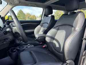 รถยนต์มือสองปี 2024 รุ่น 2 ประตู SE แบบแฮทช์แบ็ก เบาะหนังสีเข้ม เกียร์ธรรมดา พวงมาลัยซ้าย กล้องมองหลัง เครื่องยนต์ 4 ลิตร พร้อมขับ - Product Image 3