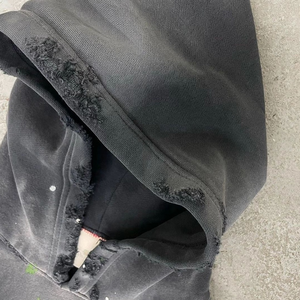 Sudadera con capucha rasgada de 500gsm, Jersey desgastado vintage en blanco personalizado para hombre con estampado de salpicaduras de pintura lavada con ácido y desteñida al sol - Product Image 2