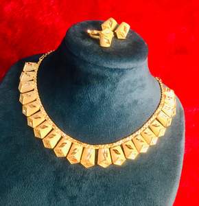 Ensemble de bijoux de mode plaqué or 24 carats de Dubaï, collier, boucles d'oreilles, bracelets, peignes, broches, en cuivre, pour la Bulgarie - Product Image 6