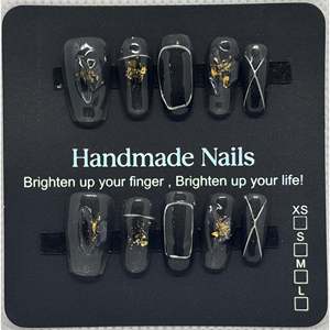 Scultura in Resina Dark Romance XSmall, Opera d'Arte Intrigante su Piccola Scala - Product Image 1