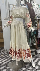 Ensemble haut et jupe courte décontracté pour femme, épaules dénudées, motif uni, tissu en mousseline de soie brodée, 100% coton, coupe régulière - Product Image 4