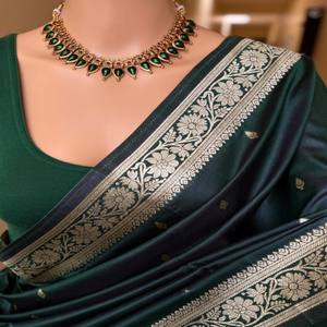 Sari de Seda Banarasi Pura VASTRA COTTAGE con Diseño de Zari Tejido a Mano en Toda la Superficie, Pallu Rico y Blusa de Seda de Contraste Suave - Product Image 4