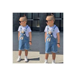 Shorts, Salopet e t-shirt con orsacchiotto di jeans - Product Image 1