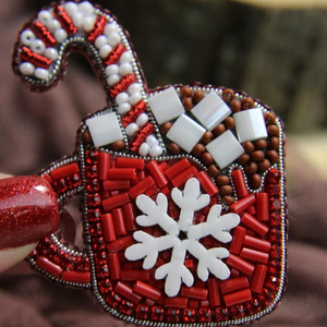 Broche pour femme en forme de renne avec couronne, faite à la main avec des perles Miyuki et des perles facettées, brodée à la main, au prix direct d'usine - Product Image 1