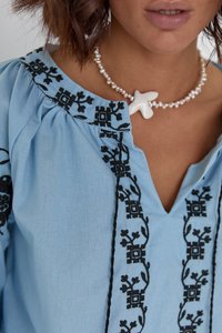 เสื้อเบลาส์ vyshyvanka ทำด้วยมือแท้ปักลายดอกไม้สีฟ้าเสื้อผ้าฝ้ายแท้สไตล์ยูเครนแบบดั้งเดิมลำลองลูกไม้สำหรับฤดูใบไม้ร่วง - Product Image 3