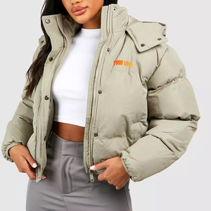 Chaqueta Acolchada de Invierno para Mujer, con Capucha de Piel, Cierre Completo, Relleno de Algodón, Color Negro Brillante Teñido, Alta Demanda, OEM - Product Image 4