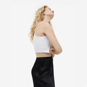 Top court sans manches côtelé de couleur blanche pour femmes, style streetwear, pour le B2B à un prix raisonnable, de la meilleure qualité, vente en gros - Product Image 3