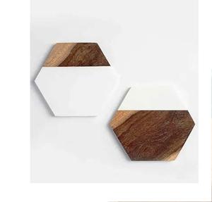 Sous-verres hexagonaux en marbre 4 pièces avec incrustation en laiton, bois naturel et marbre, sous-verres en bois de manguier fabriqués en Inde - Product Image 3