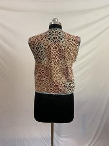 Chaqueta Acolchada Vintage Kantha, Chaqueta Chaleco Algodón Artesanal. Chaleco de mujer estilo hippie de frente abierto. # KanthaFashion - Product Image 2