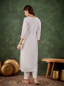 Conjunto de Kurta y Pantalón Bordado de Mezcla de Seda para Mujer de Diseñador, para Celebraciones, Fiestas y Uso Diario, en Venta - Product Image 2