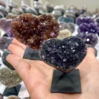 Mini Cœurs en Cristal Druzy du Brésil - Produit Unique Présenté sur Support dans la Collection d'Artisanat en Cristal