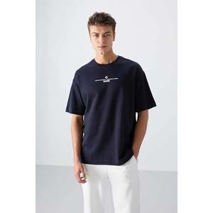 เสื้อยืดคอกลมโอเวอร์ไซส์พิมพ์ลายสำหรับผู้ชาย Tommylife Wholesale รุ่น 88321 สีกรมท่า - FIESTA - Product Image 1