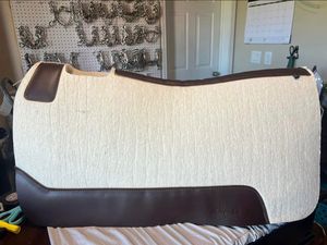 Tapis de selle occidental robuste avec rembourrage épais Base antidérapante Coque en cuir confortable pour chevaux Fournisseur indien d'exportation en vrac - Product Image 3