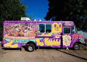 Food Truck Motorisé Style Classique Vintage Coloré 3,2 m avec Corps en Acier, Plaque de Cuisson Intégrée et Double Essieu Tandem pour Utilisation Extérieure - Product Image 4