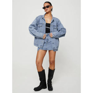 Veste en jean coupe ample style vintage pour femme à manches longues avec poches à rabat et décoration de boutons Techniques lavées et teintes - Product Image 3