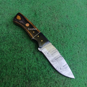 Couteau de chasse en acier Damas de haute qualité fait à la main personnalisé avec manche en bois Pakka et résine avec étui en cuir - Product Image 6