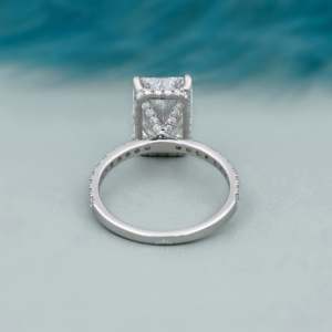 Anillo de compromiso de oro blanco con diamante de talla radiante certificado por IGI, con banda pavé, engaste de 4 puntas y halo oculto - Product Image 4