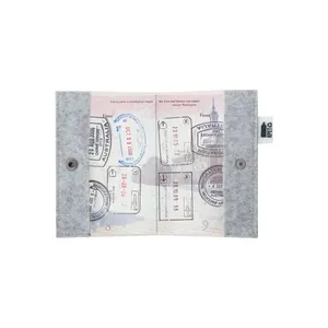 Étui de passeport CreaFelt Eco Gadgets pour coffrets cadeaux culturels et touristiques - Product Image 2