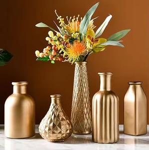 Trio de vases en cuivre faits à la main pour usage décoratif avec fleurs ou verdure idéal pour la cheminée de table ou l'affichage de table basse - Product Image 3