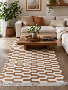 Tapis décoratif Dhurrie réversible en coton fait main, motif géométrique flèche marron terreux, avec franges à pompons pour salon - Product Image 1