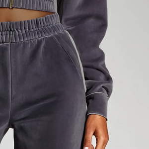 Otoño Streetwear estilo Casual 2 piezas algodón Mujer chándal logotipo personalizado ácido lavado Sudadera con capucha bordado parches terciopelo - Product Image 3