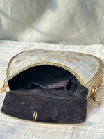 Pochette de soirée de luxe artisanale en mosaïque de nacre écologique, avec tuiles de coquillages naturels et cadre doré – Idéale comme cadeau