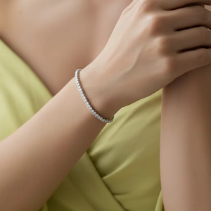 Brazalete Flexible de Oro de 14K y Diamantes con Brillo Celestial |   Diamante de Corte Brillante de 1.97 Quilates - Product Image 5