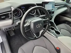 Camry LE Sedán 2024 con Asientos de Cuero, Luces LED, Techo Solar Panorámico y Transmisión Automática - Product Image 3