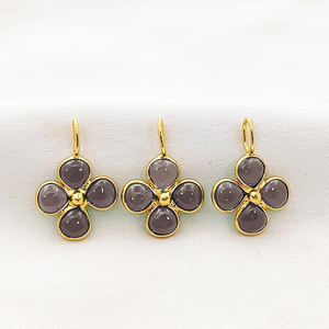 Colgante de Cuarzo Ahumado en Forma de Trébol de 5mm, Bisel Liso, Hecho a Mano, Amuleto de Cuarzo Ahumado de 7x5mm, Amuletos de Cuarzo Ahumado Chapados en Oro con Aro - Product Image 1