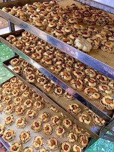 Khám phá những món ăn nhẹ hạt hình hoa quyến rũ được chế tác từ ngũ cốc hỗn hợp cao cấp, mang lại sự giòn tan thú vị cho từng khoảnh khắc. - Product Image 4