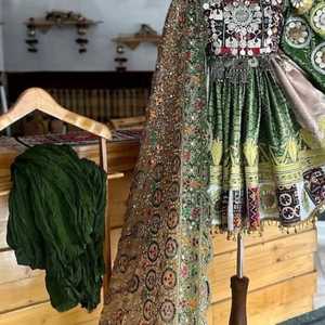 Robe afghane royale violette avec broderie métallique audacieuse, détails ethniques faits à la main, bijoux tribaux superposés avec des motifs de pièces de monnaie complexes - Product Image 2