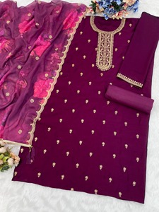 Conjunto de traje de tela de diseño Vichitra con elegante Organza Dupatta y cómodo fondo de algodón PV disponible para la venta - Product Image 2