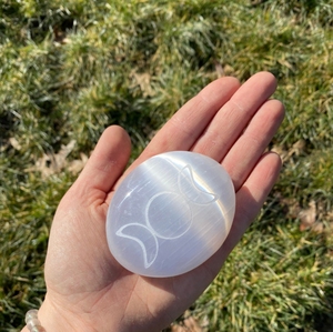 Piedra de selenita grabada, cristal ideal para todo tipo de energía, también ayuda a calmar el sueño - Product Image 5
